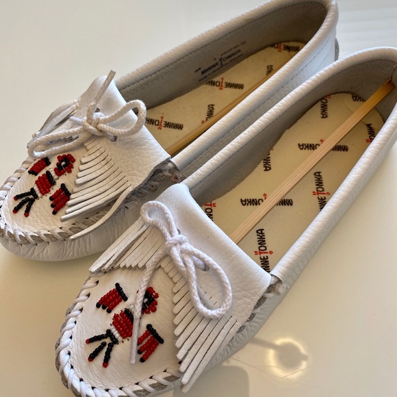 BNWB MINNETONKA WHITE LEATHER SIZE 6 WOMEN’S - Picture 8 of 10